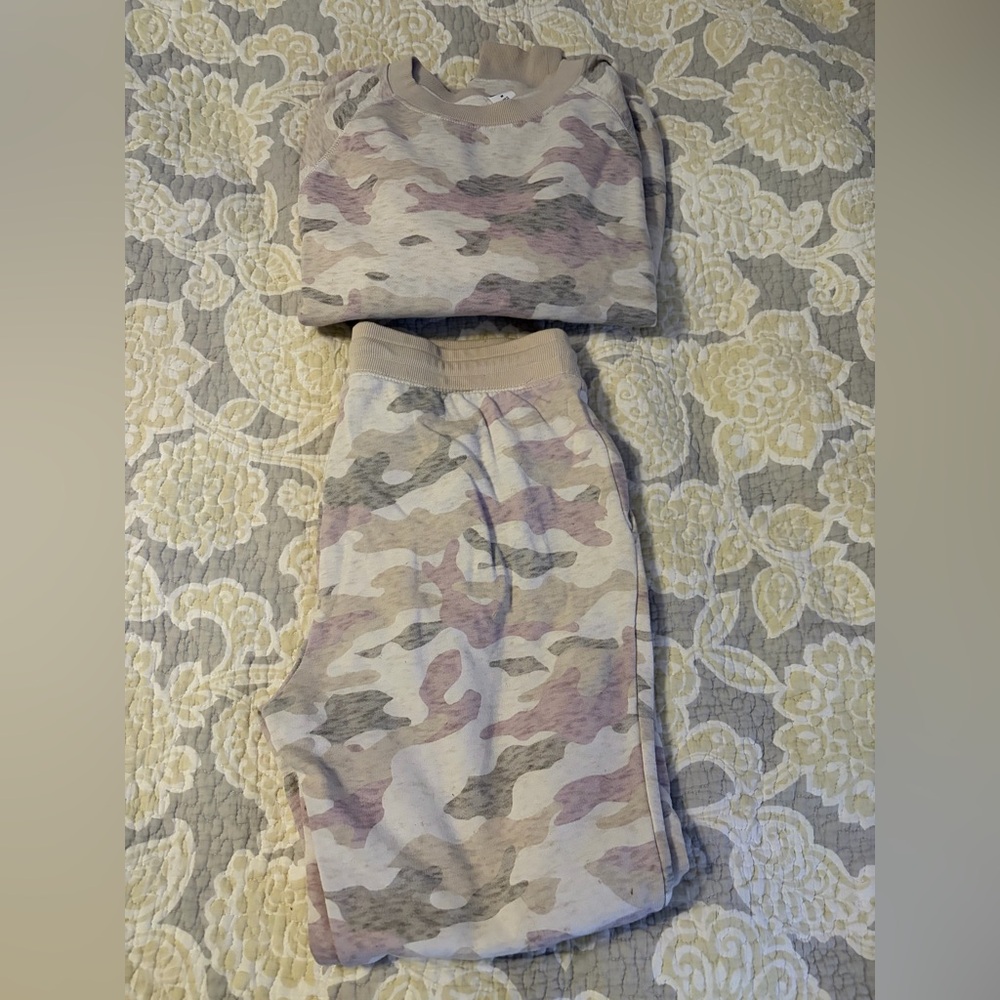 Old Navy Jogger Set - Beige and Cream Camouflage crew neck and jogger bottoms